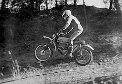 1976 11 27 kim 053  1976 Joaquim Suñol (Puch Minicross 50cc) en el Circuito de Motocross de Les Franqueses (Barcelona) Saltando el "Cuatro de Bajada" Ver tambien video en Youtube : joaquim suñol, 1976, les franqueses, circuito, puch minicross, mc50