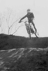 1976 11 27 kim 056d  1976 Joaquim Suñol (Puch Minicross 50cc) en el Circuito de Motocross de Les Franqueses (Barcelona) Saltando el "Cuatro de Bajada" Ver tambien video en Youtube : joaquim suñol, 1976, les franqueses, circuito, puch minicross, mc50