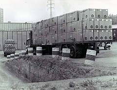 montesa-cajas-motos-camion  Camion con cajas que contienen las motocicletas recien fabricadas, listas para distribución